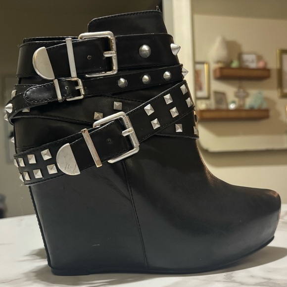BCBG BG-ASPEN BLACK FLAT ANKLE BOOTS WITH SILVER STUDS - Picture 4 of 7